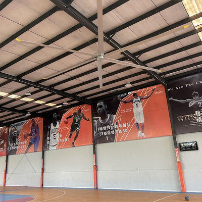 قیمت خوب 24FT PMSM موتور بدون برس HVLS فنر سقف صنعتی برای زمین های بسکتبال رستوران ها مزارع آنلاین